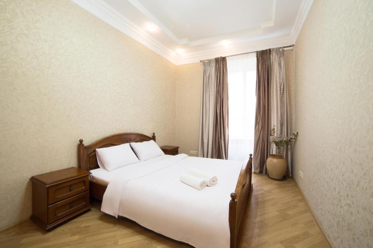 Apartment On Virmenska 3, With 2 Separate Bedrooms 利沃夫 外观 照片